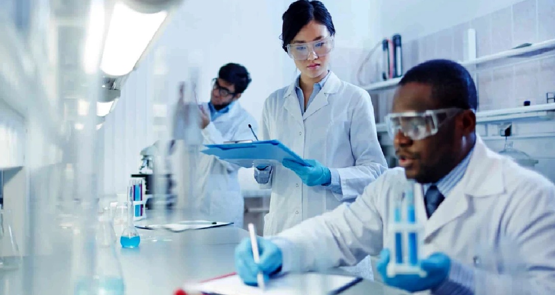 Científicos trabajan en edición genética para buscar tratamiento para enfermedades raras.