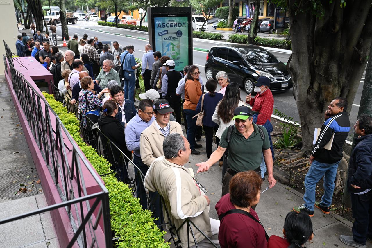 Feria de empleo busca impulsar la inserción laboral de adultos mayores de 55 años