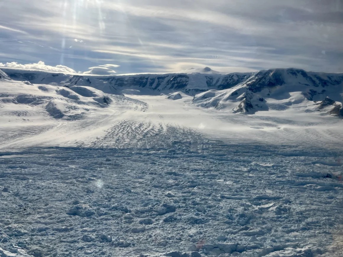 Este era el aspecto del glaciar Hektoria en febrero de 2024, cuando el equipo detectó sus cambios.
