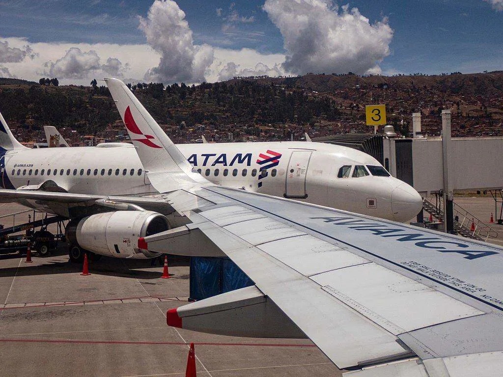 La aerolínea Latam se sumó a la suspensión de vuelos hacia Venezuela.