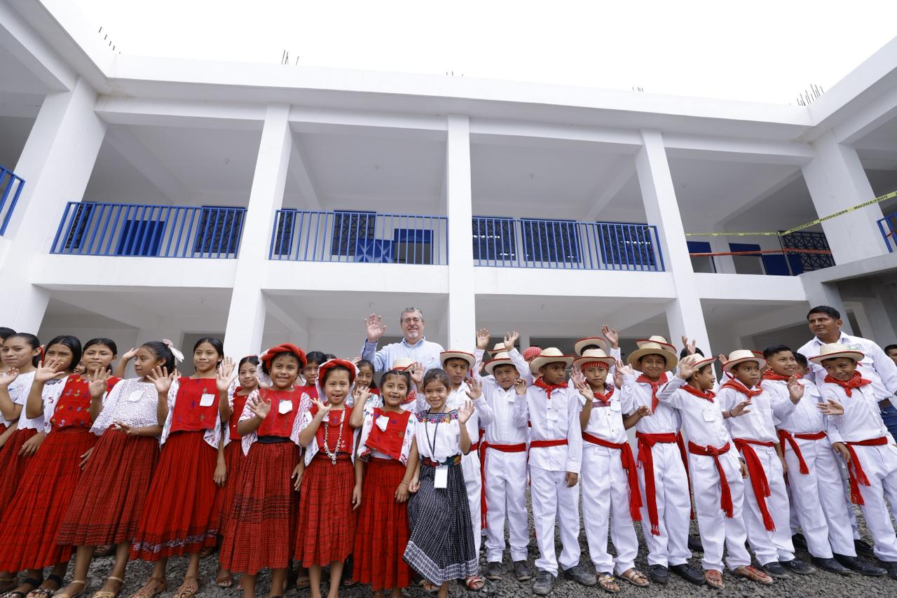 Presidente Arévalo supervisa avance de nueva escuela en San Miguel Tucurú