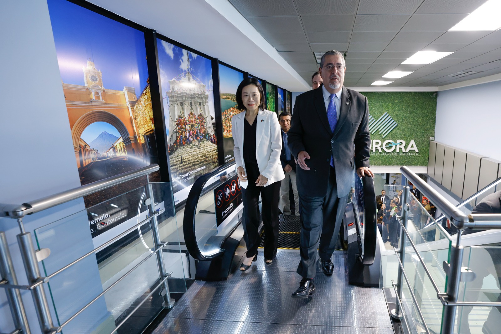 El presidente Bernardo Arévalo, junto a la embajadora de la República de China (Taiwán) durante recorrido en el Aeropuerto Internacional La Aurora.