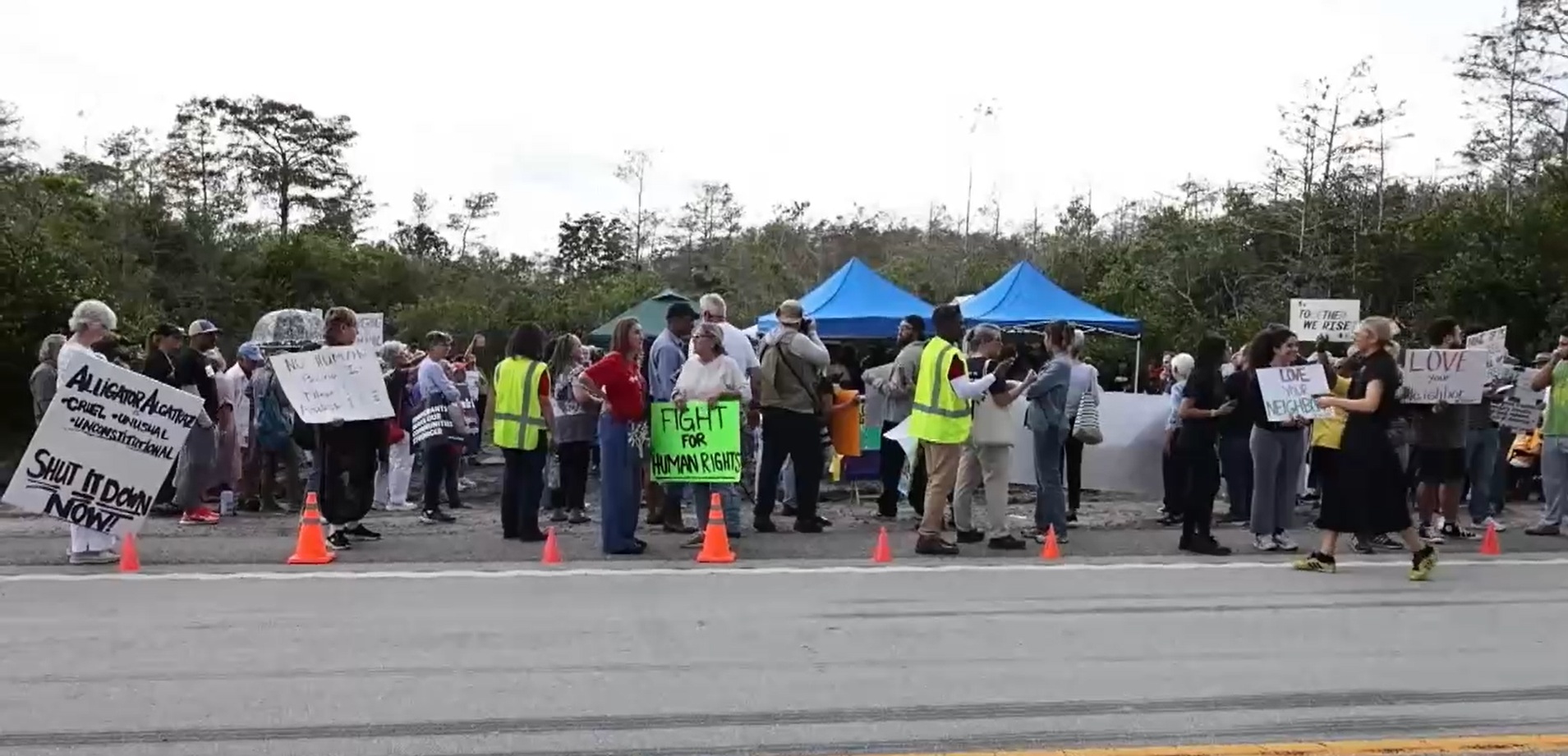 Un grupo de personas de Florida se manifestó recientemente contra las detenciones de migrantes. /Foto: captada de video de EFE