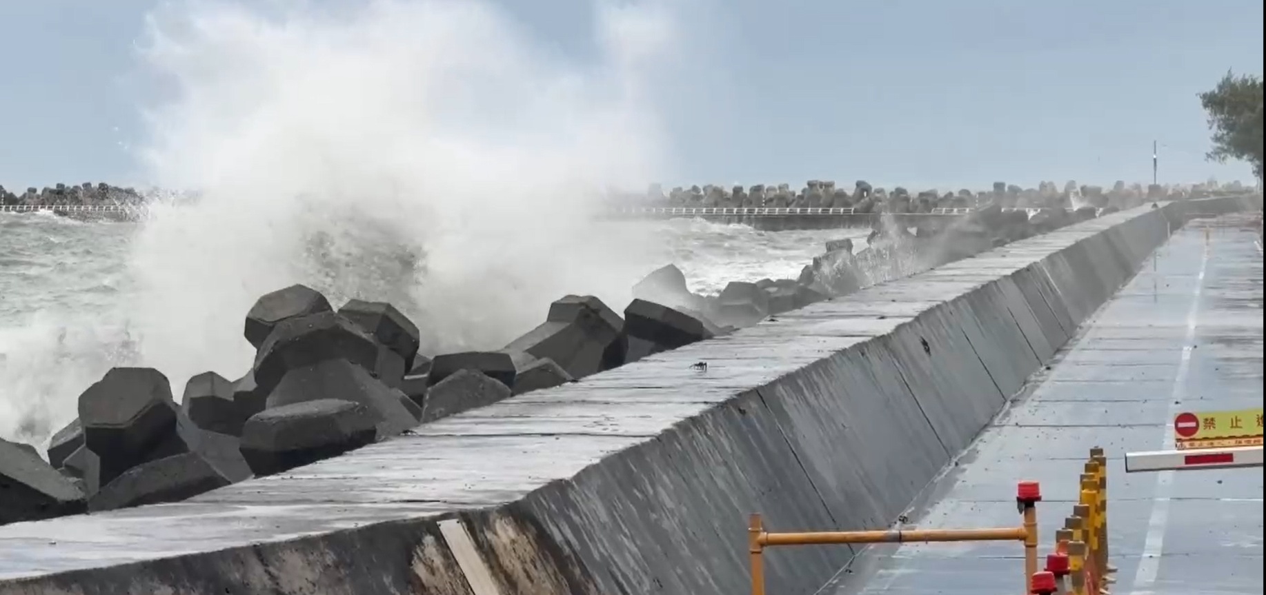 La República de China (Taiwán) se alista ante la inminente llegada del tifón Fung-wong, por lo que elevó sus niveles de alerta y ordenó evacuaciones.