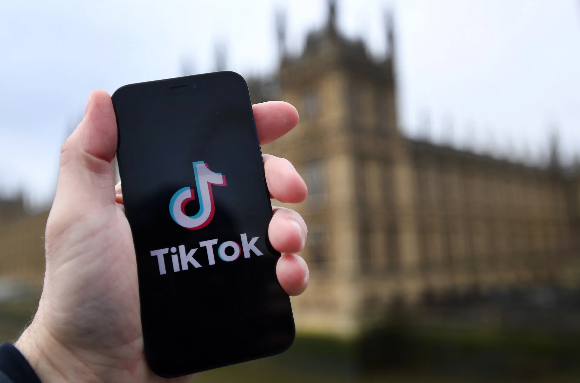 El objetivo de las nuevas medidas de TikTok es detectar y restringir las cuentas que difunden odio y violencia.