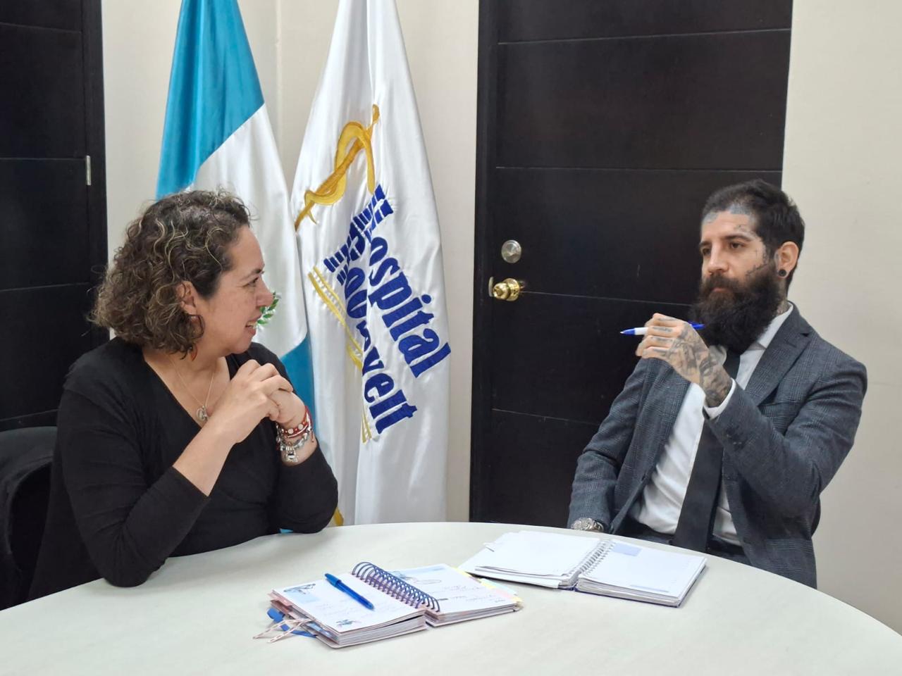 Hospital Roosevelt establece alianza con Pepe El Barbero para mejorar la imagen de los pacientes