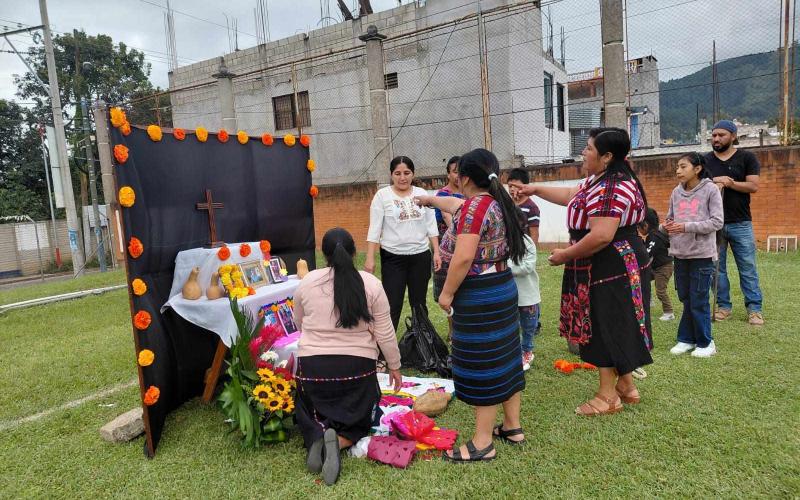 Jóvenes aprenden a crear altares tradicionales para familiares fallecidos