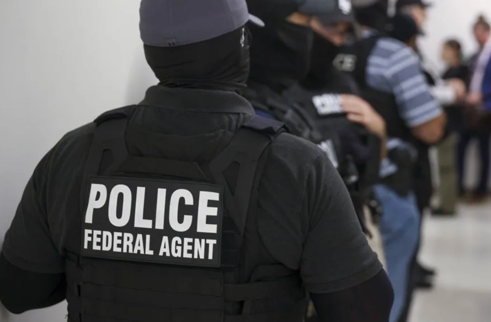 Buscan a hombre que presuntamente disparó contra agentes de inmigración en Chicago