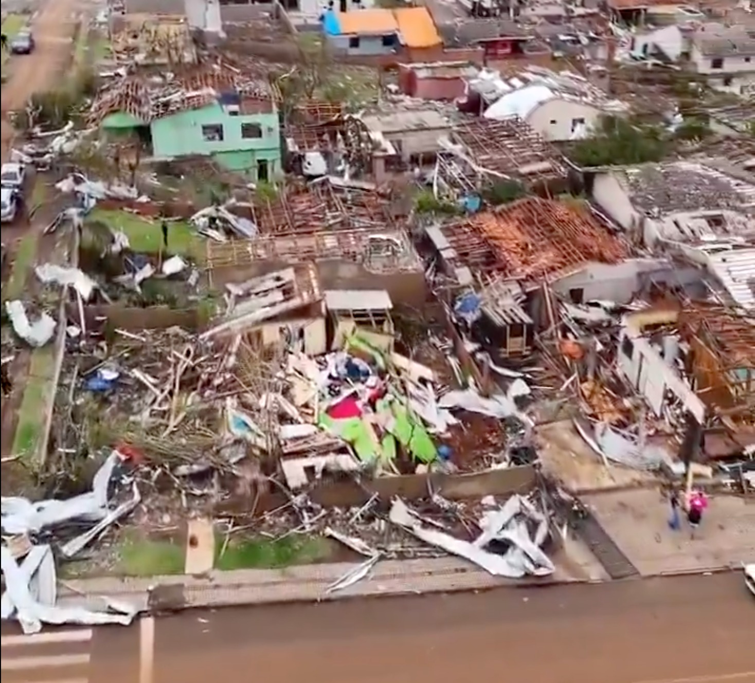 Al menos cinco muertos y unos 430 heridos tras el paso de un tornado en el sur de Brasil