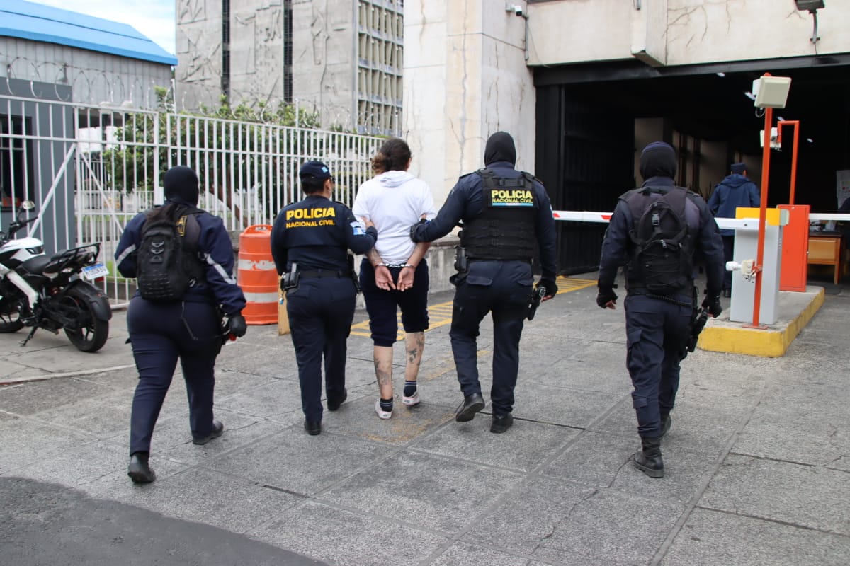 De acuerdo con el informe policial, Morales presenta tatuajes que la vinculan con la pandilla del Barrio 18, una de las estructuras criminales más activas en el país. / Foto: PNC