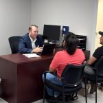 Consulado General de Guatemala en Phoenix, Arizona brindando asesoría legal a migrantes guatemaltecos. Foto: Archivo Minex