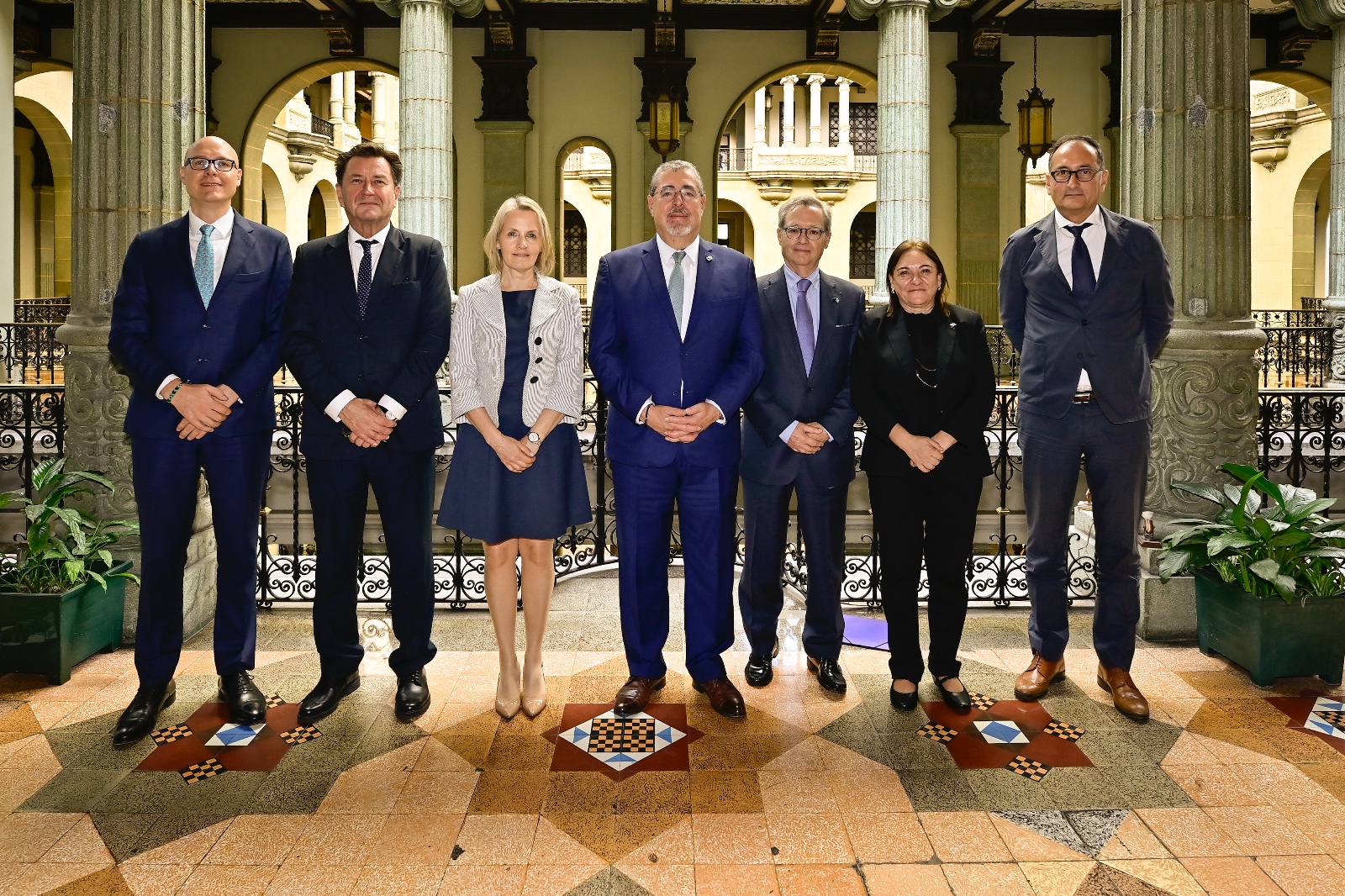 Presidente Bernardo Arévalo junto a los delegados de la Misión de Observación de la Unión Europea. / Foto: Gobierno de Guatemala.