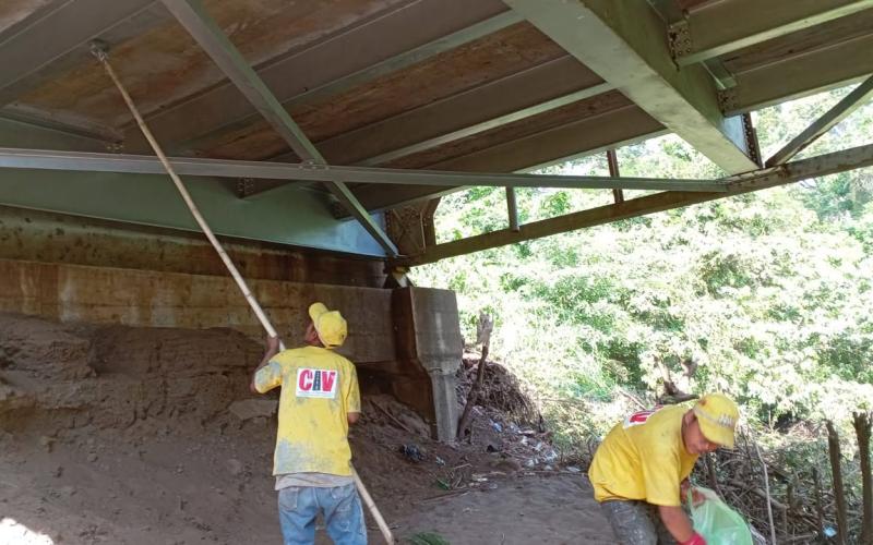Covial ejecuta trabajos de mantenimiento en el puente El Rosario, en Retalhuleu./Foto: Covial.