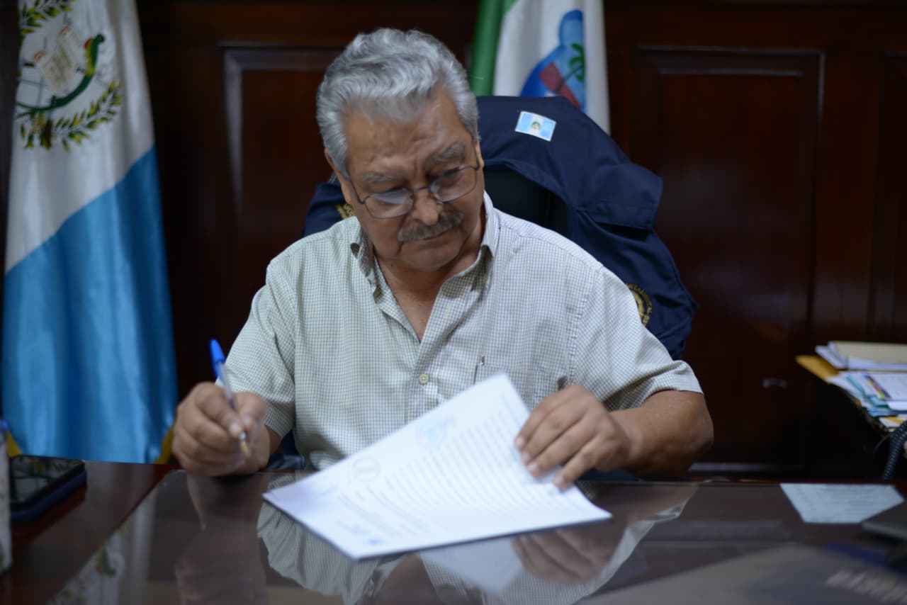 Firman de convenios para el mejoramiento de sistemas de agua potable y centros educativos en Retalhuelu