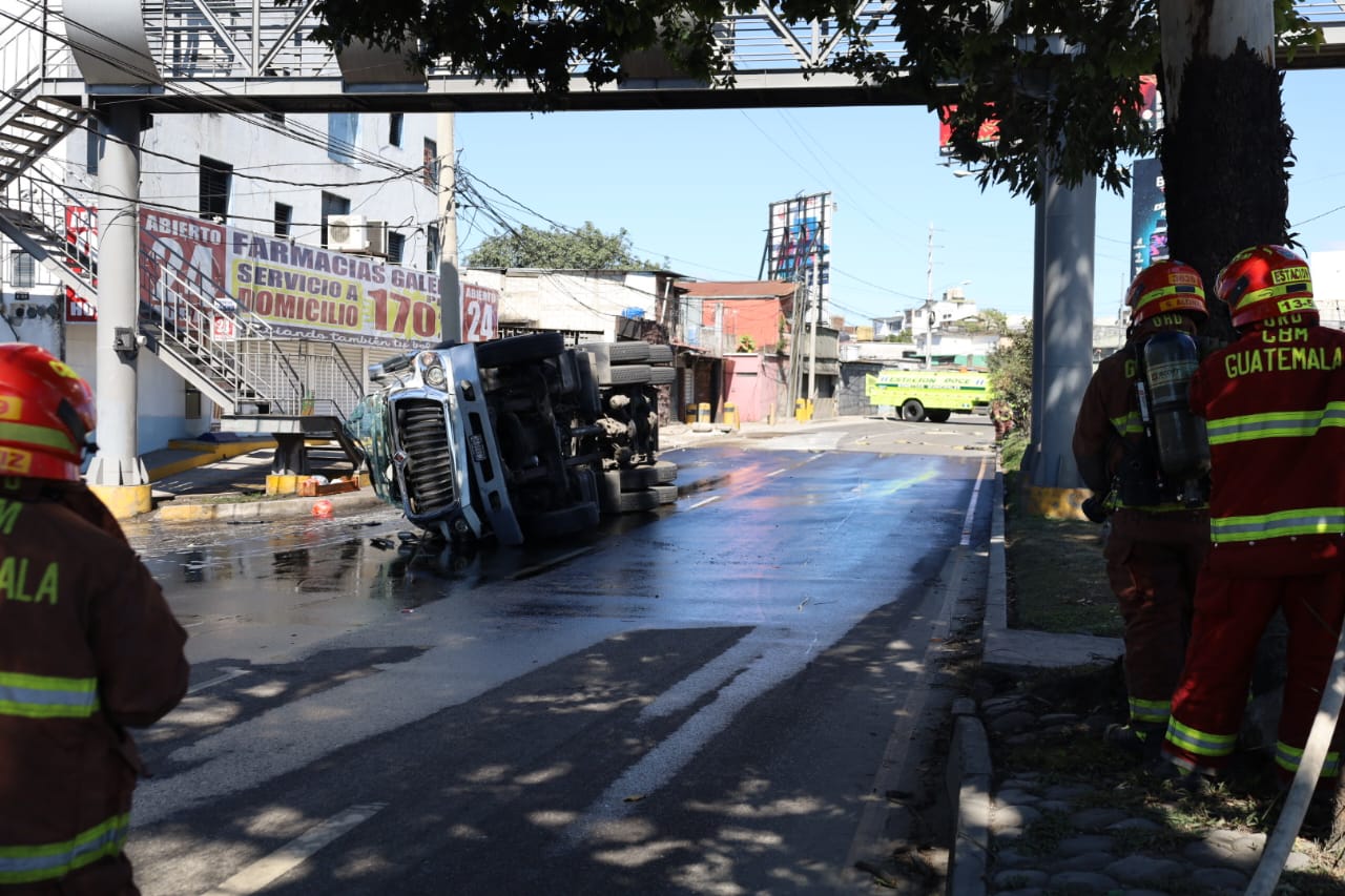 Camión cisterna vuelca y derrama combustible en Periférico, zona 2