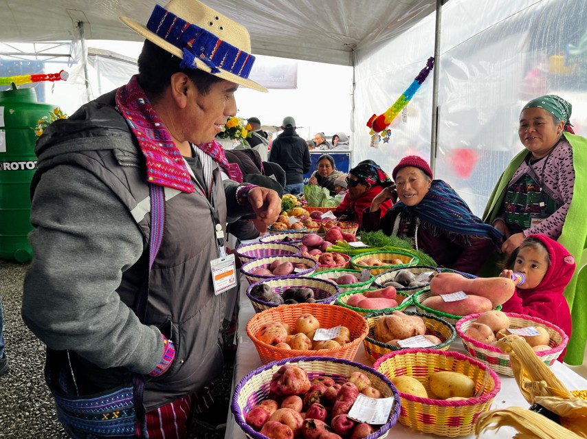 Compromiso con los emprendimientos vinculados al uso sostenible de productos locales en los Cuchumatanes