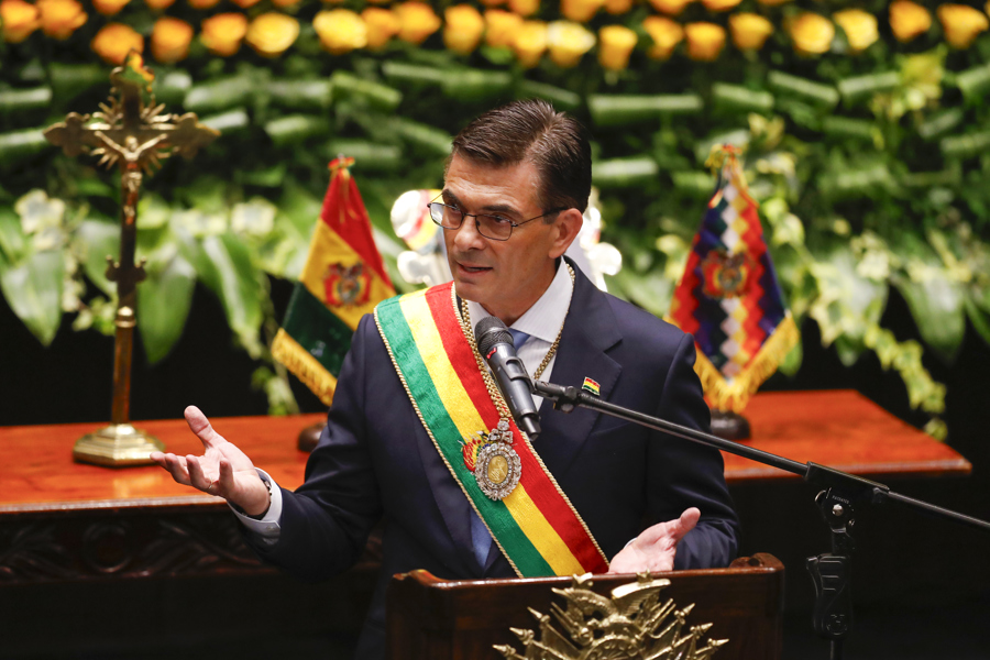 El presidente constitucional de Bolivia, Rodrigo Paz Pereira, pronuncia un discurso este sábado, luego de su investidura. Foto: EFE