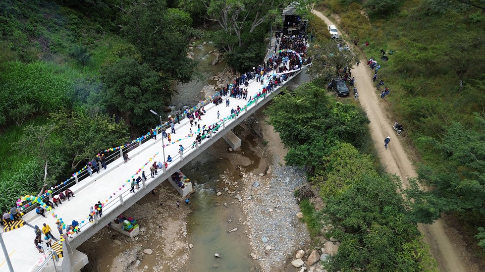 Inauguran puente vehicular en la comunidad Vega Grande, Cubulco, Baja Verapaz