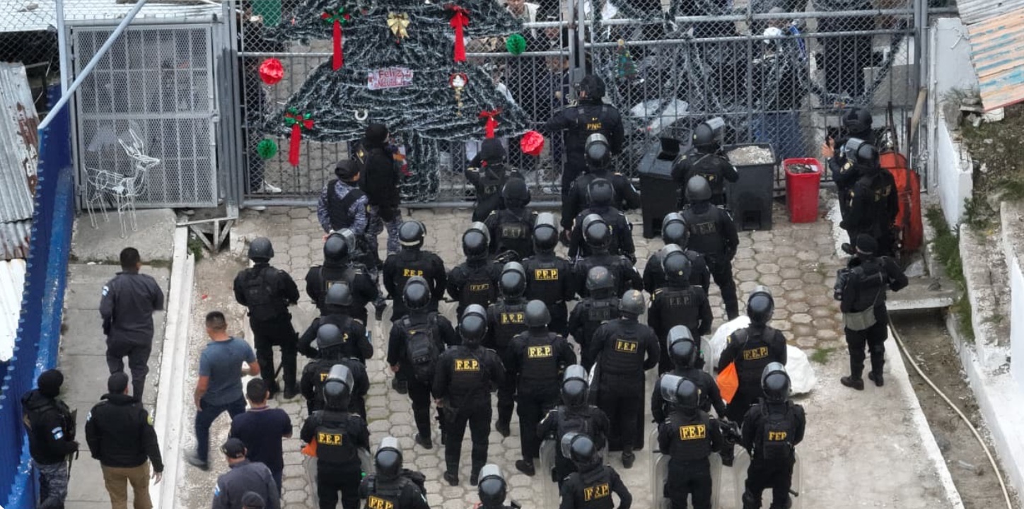 Agentes de la PNC y del Grupo Élite del Sistema Penitenciario participan en la requisa en el centro preventivo de la zona 18.
