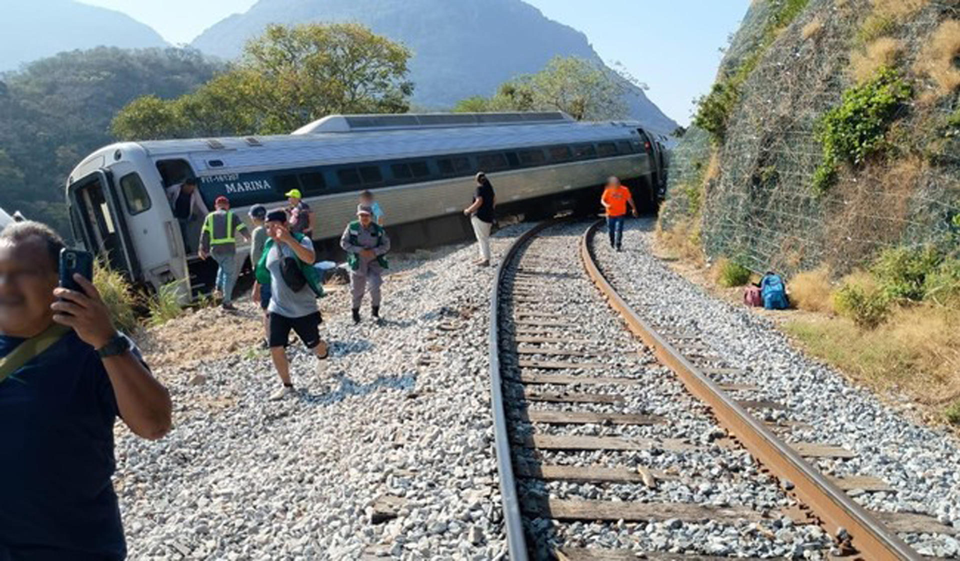 México abre investigación sobre causas del accidente de tren que dejó 13 muertos en Oaxaca