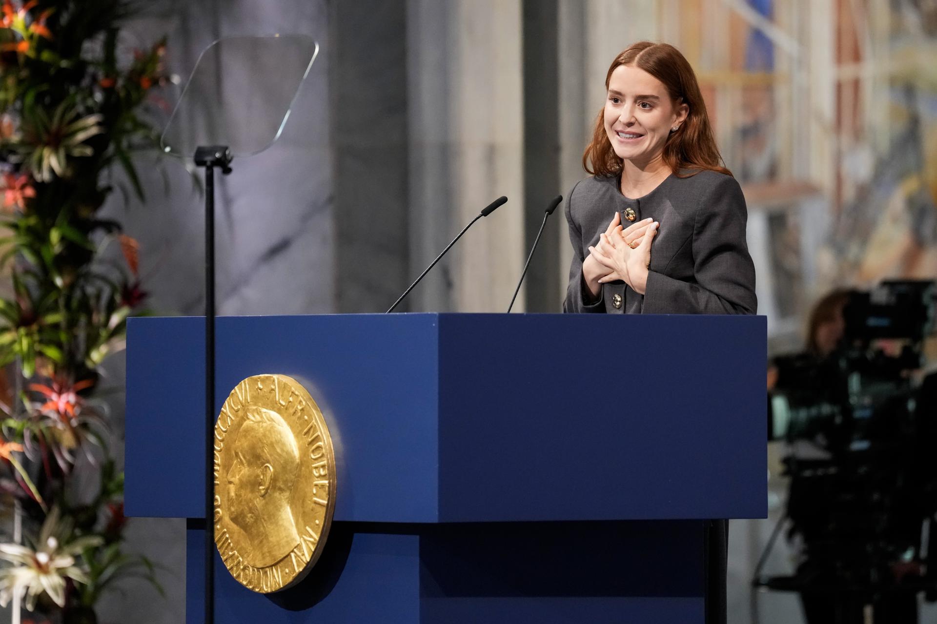 Ana Corina Sosa, hija de la Premio Nobel María Corina Machado aceptando el galardón en Noruega. / Foto: EFE, EPA, OLE.
