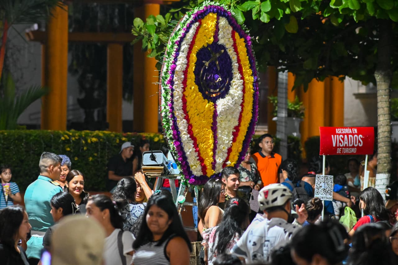 Arte floral y colorido llenan el Centro Histórico de Retalhuleu