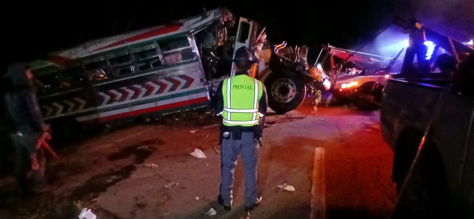 Accidente de autobús deja al menos 15 personas fallecidas y 22 heridas