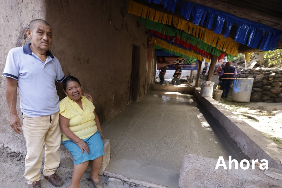 Doña María de Jesús y su familia cuentan ahora con piso de cemento en su hogar. (Foto: Dickens Zamora)