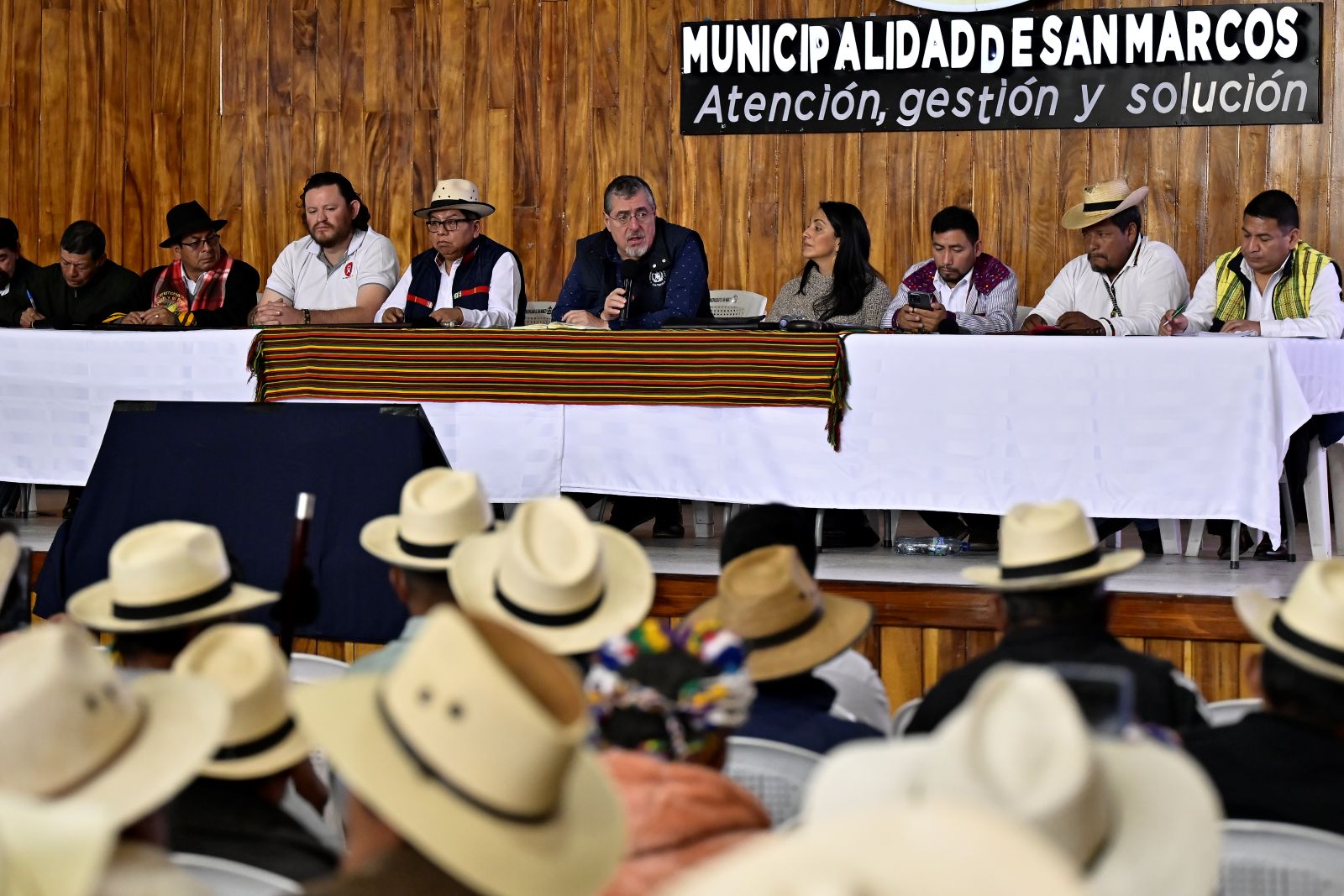 El presidente Bernardo Arévalo, durante el encuentro con autoridades ancestrales de San Marcos.