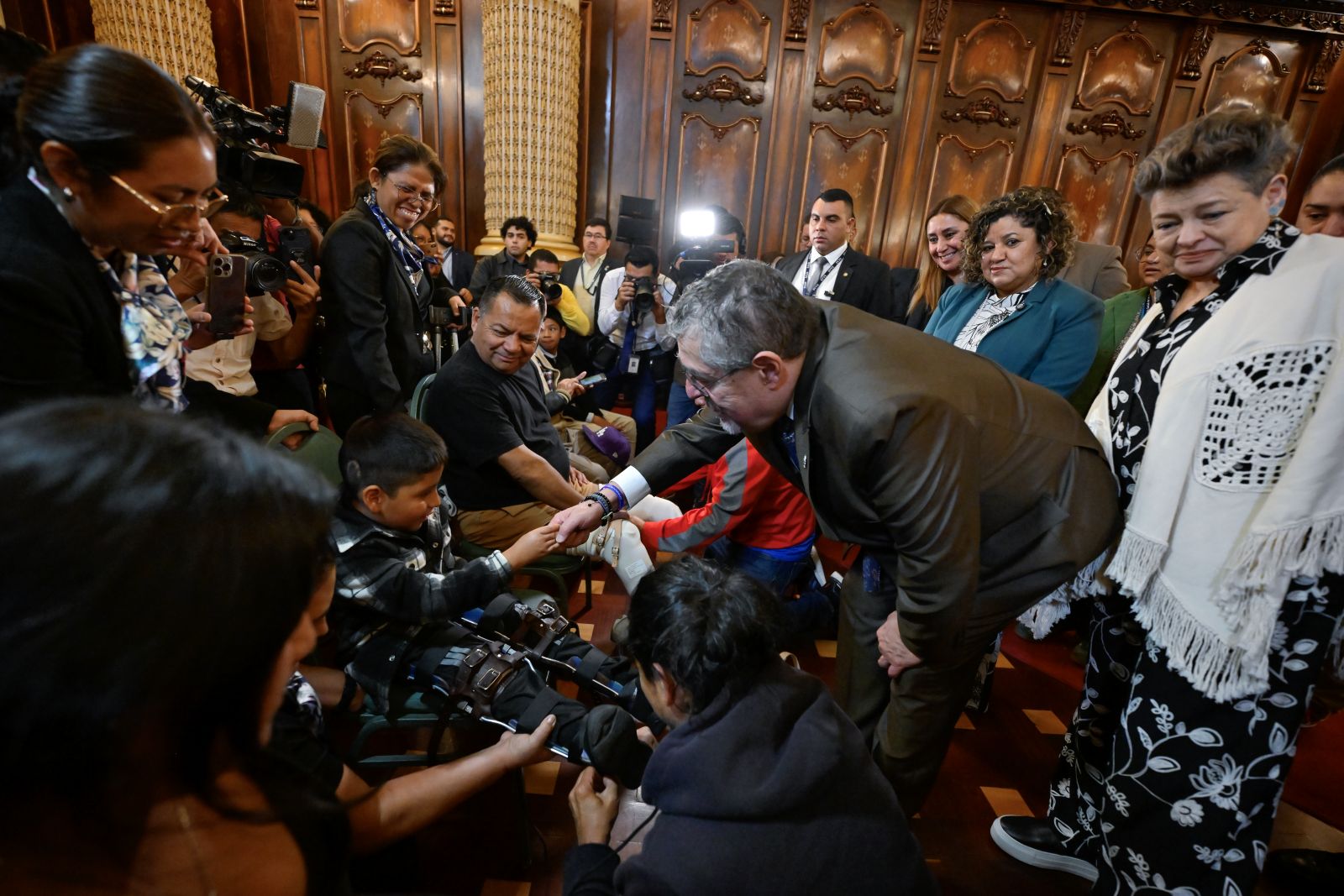 El presidente Bernardo Arévalo participa en acto de entrega de prótisis a personas con discapacidad.