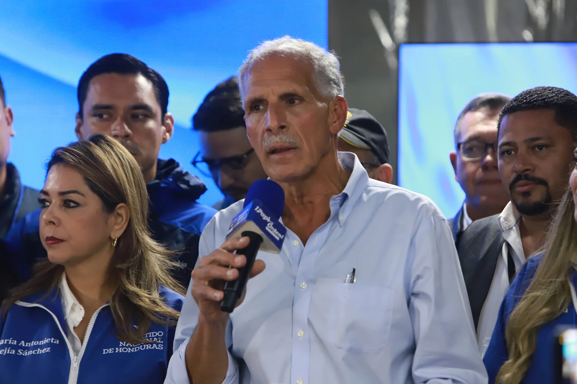 Reanudan escrutinio en Honduras El candidato Nasry Azfura mantiene una ventaja de unos tres mil votos sobre su rival Salvador Nasralla.