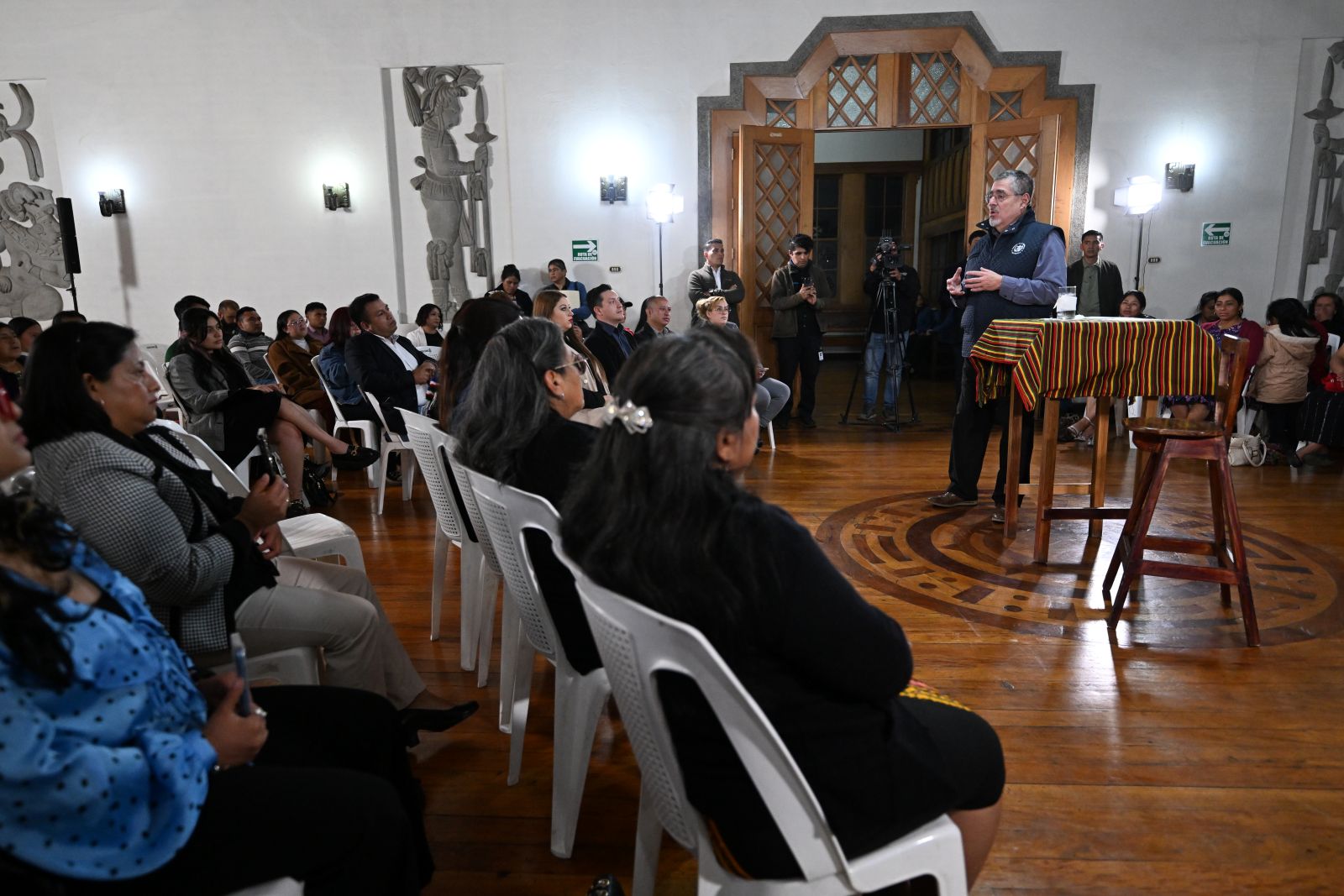 El presidente Bernardo Arévalo conversa con pobladores de San Marcos.