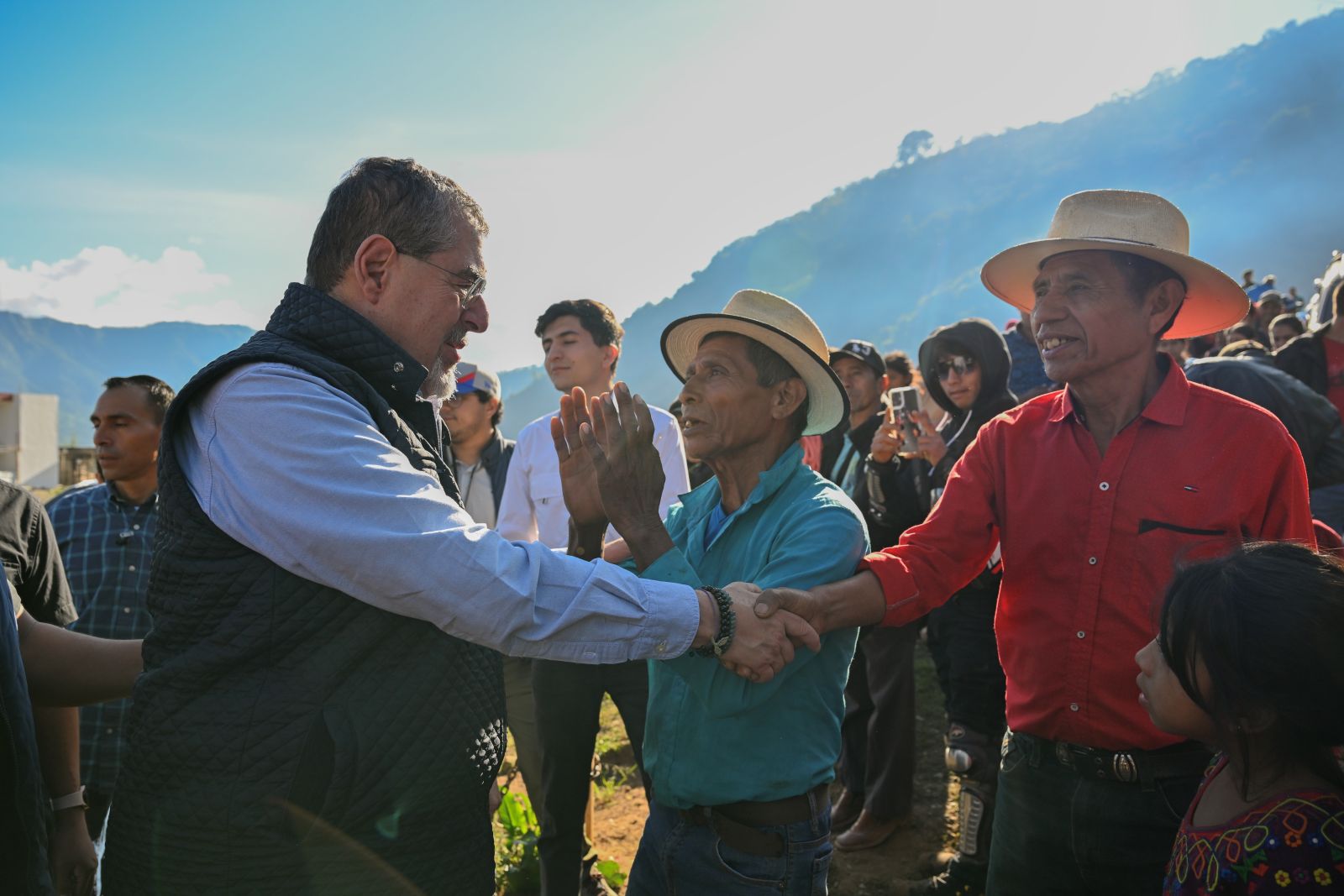 El presidente Bernardo Arévalo saluda a pobladores de la aldea Ilom, Chajul, declarado séptimo municipio libre de pisos de tierra.
