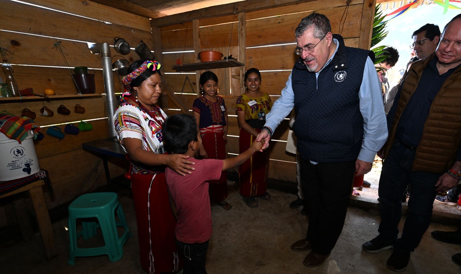 Presidente Arévalo visita la primera vivienda libre de piso de tierra en Chajul, Quiché