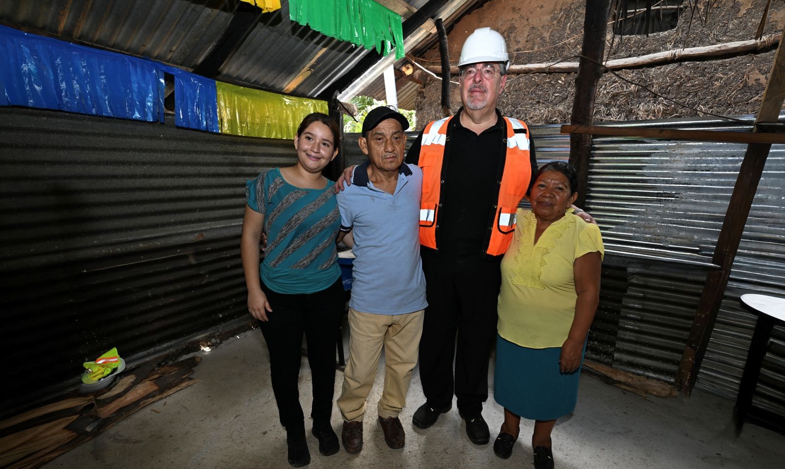 El presidente Bernardo Arévalo, durante la visita a una familia cuya casa es una de las 50 mil libres de pisos de tierra. /Foto: Byron de la Cruz