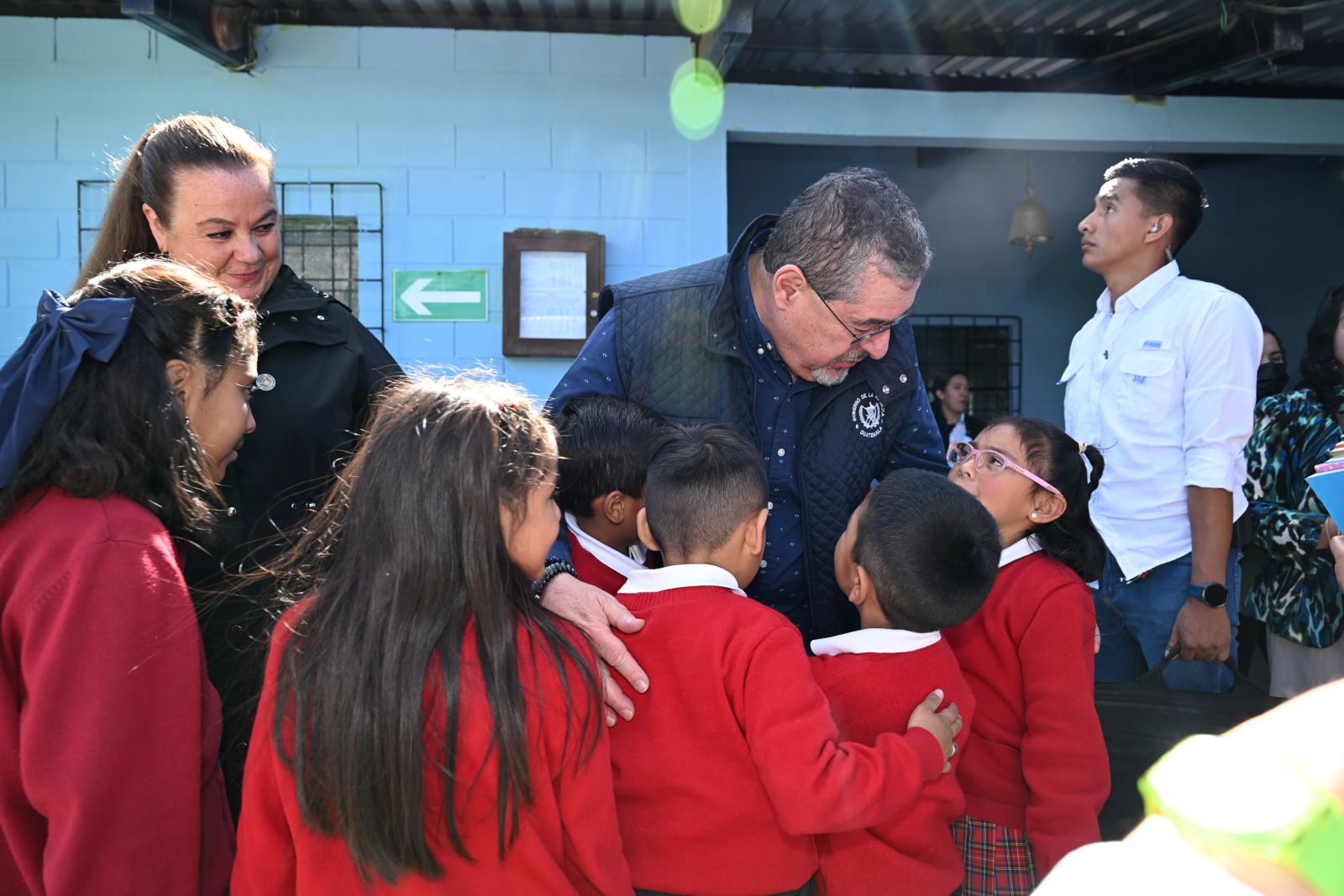 El presidente Bernardo Arévalo y la ministra de Educación, Anabella Giracca, durante la entrega del remozamiento de escuela número 20 mil, en San Marcos.