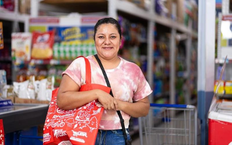 Ahora las beneficiarias del Programa Bolsa Social pueden adquirir sus productos en 197 tiendas de barrio.