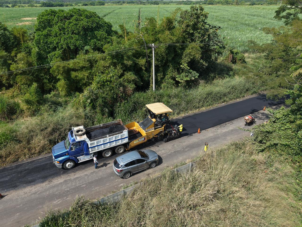 Personal y maquinaria de Covial trabajan en la recuperación de la ruta entre Nueva Concepción, Escuintla, y Cocales, Patulul, Suchitepéquez.