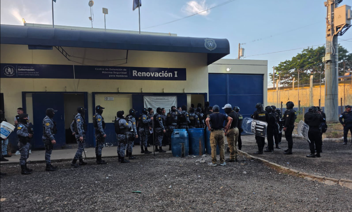 La Fuerza Élite del Sistema Penitenciario junto a elementos de la Policía Nacional Civil ingresaron al recinto con el fin de inspeccionar las instalaciones. / Foto: Mingob