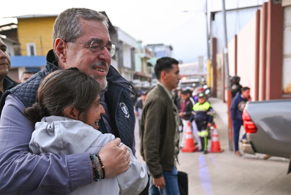 Presidente Bernardo Arévalo en las calles de San Marcos. / Foto: Byron de la Cruz.