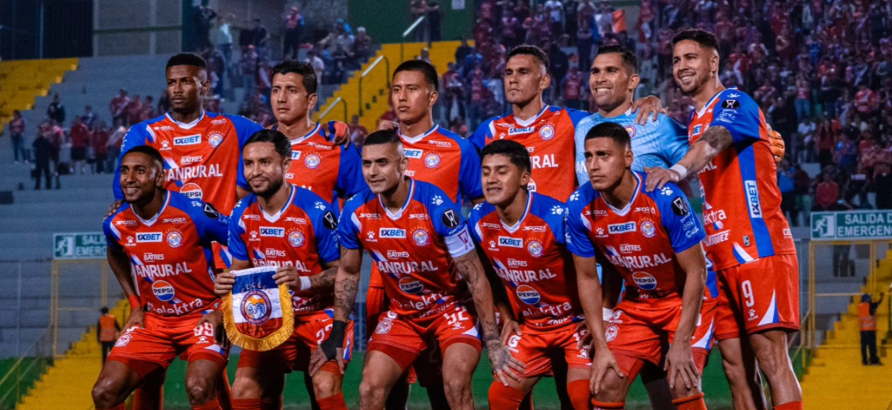 Presidente Arévalo muestra su apoyo a Xelajú MC antes de la final de la Copa Centroamericana