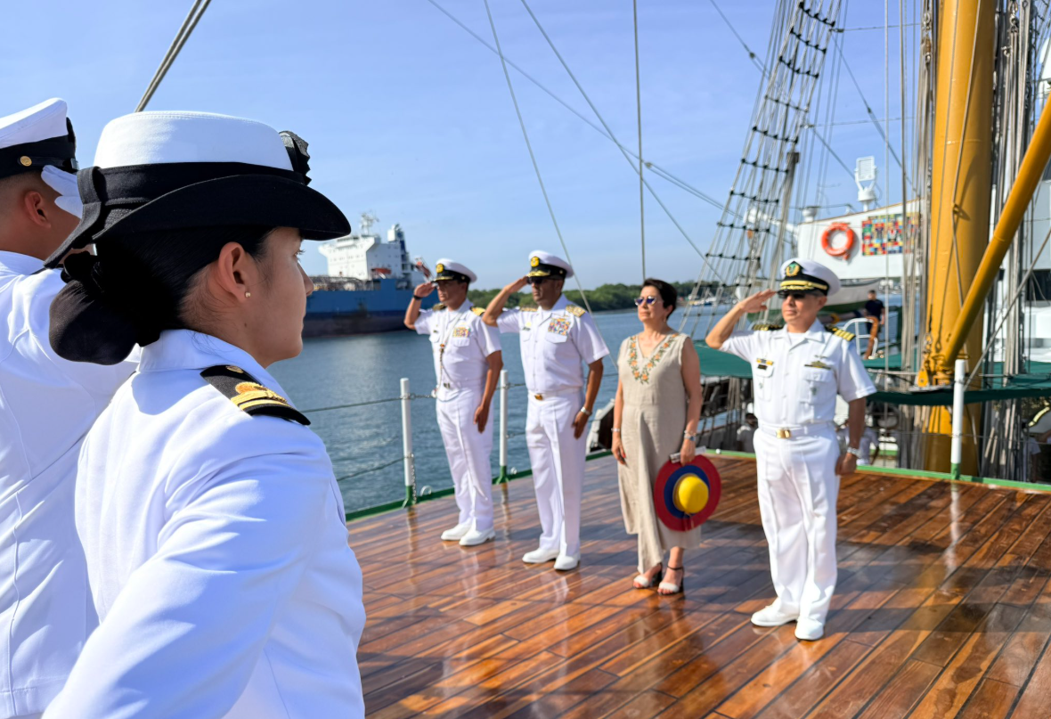 Construido en 1967 y botado al mar en 1968, el Buque Escuela ARC Gloria nació del deseo de la Armada colombiana por contar con un velero propio para la formación de sus marinos. / Foto: Ejército