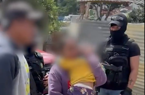 Tras confirmar que el niño se encontraba a salvo, agentes del Comando Antisecuestros procedieron a entregarlo a sus padres. / Foto: PNC.