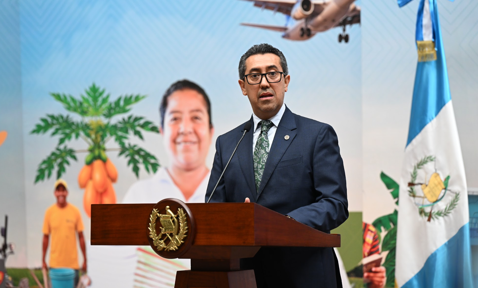 Ministro Menkos: “Nuestra lucha es dejar mejores instituciones, en todo caso y en todo momento”