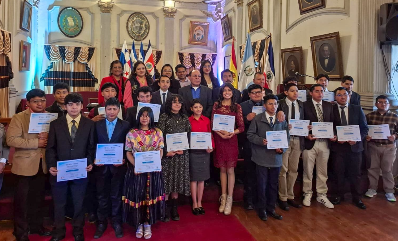 Jóvenes quetzaltecos finalizan formación técnica para el empleo./Foto: Mintrab.
