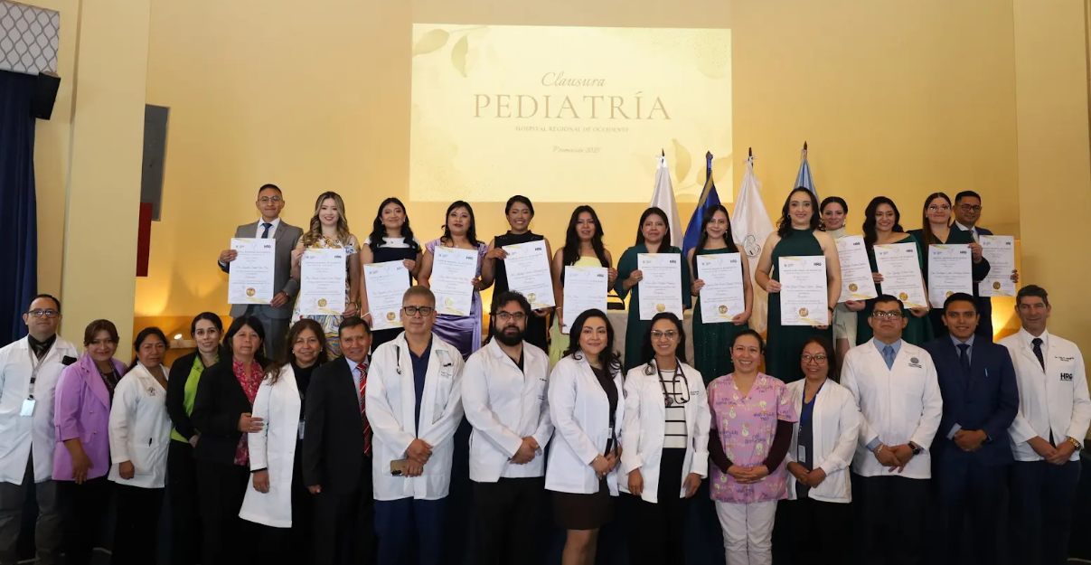 Hospital Regional de Occidente celebró la culminación de la Maestría en Pediatría de 12 médicos. (Foto: MSPAS)