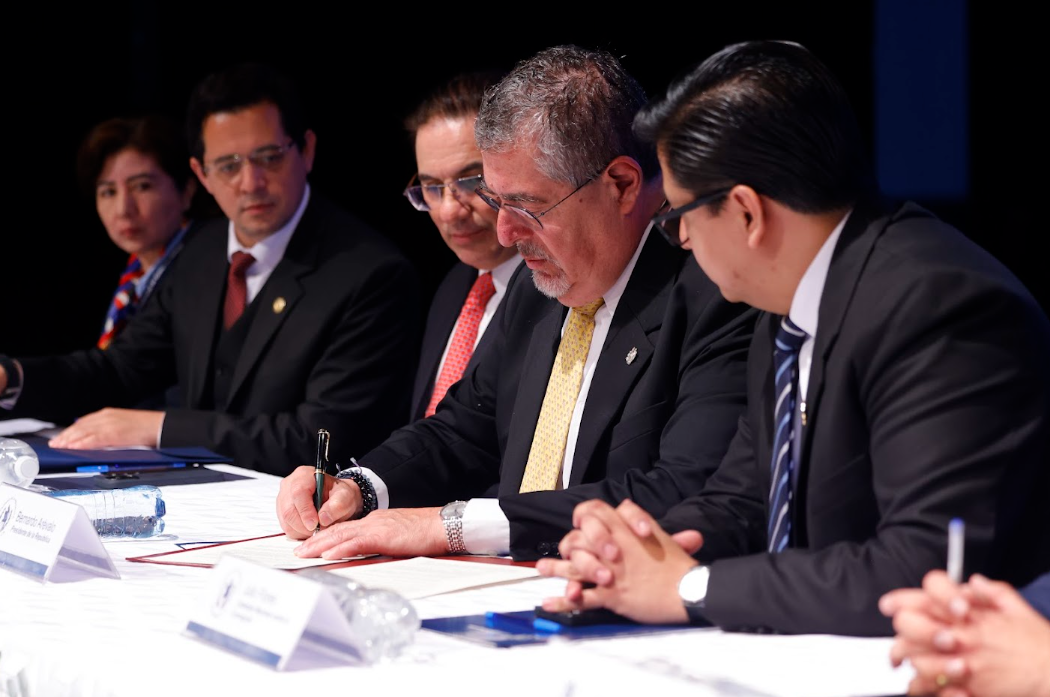 Durante el evento, el mandatario firmó el oficio circular que respalda la implementación obligatoria de la Estrategia de Integridad y Prevención de la Corrupción (ESIP) 2025 - 2032. / Foto: Gilber Garcia