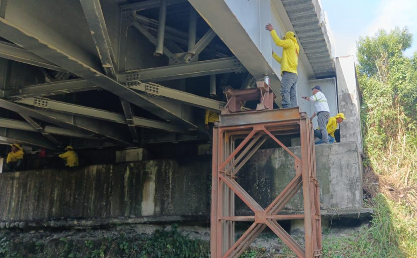 retiran estructura dañada del puente Mocá./Foto: CIV.