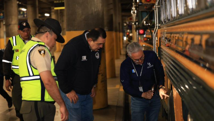 En el desarrollo de la jornada se efectuó la revisión de las unidades de transporte extraurbano que operan desde la terminal, verificando que cuenten con la tarjeta de operación vigente. / Foto: DGT