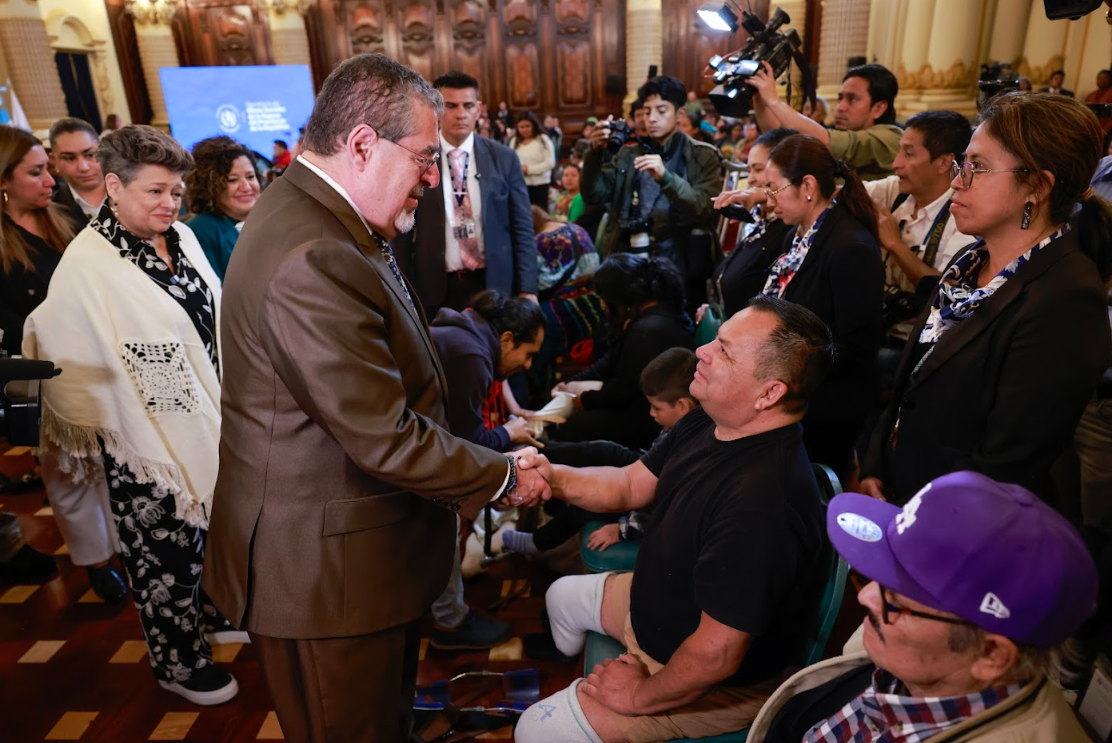 Presidente asiste a entrega de prótesis y aparatos auditivos por parte de SOSEP./Foto: Noé Pérez.